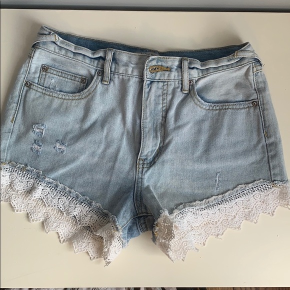 Free People light wash denim shorts - Picture 1 of 3